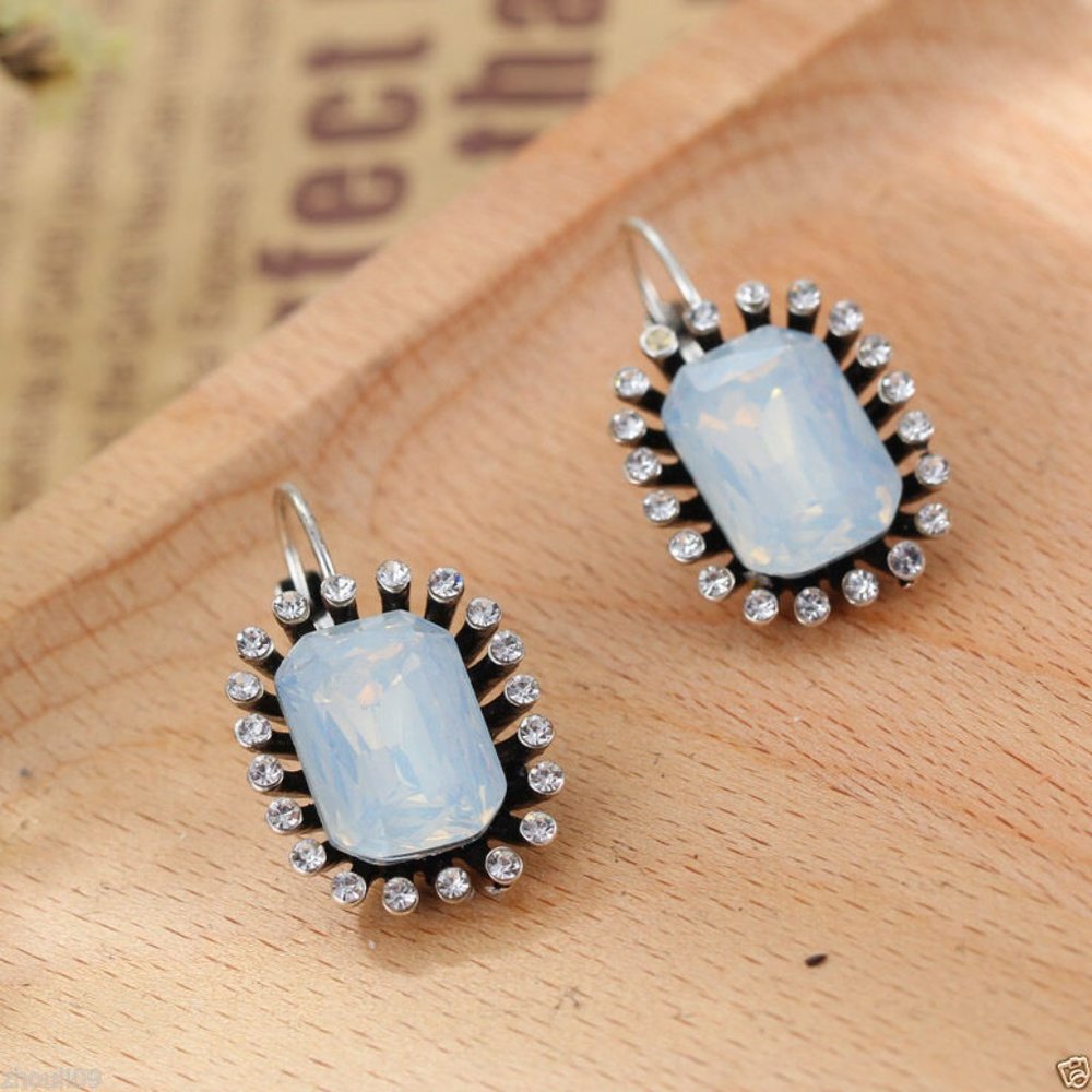 New.  Ladies Clear Crystal ear stud earrings - Picture 2 of 2